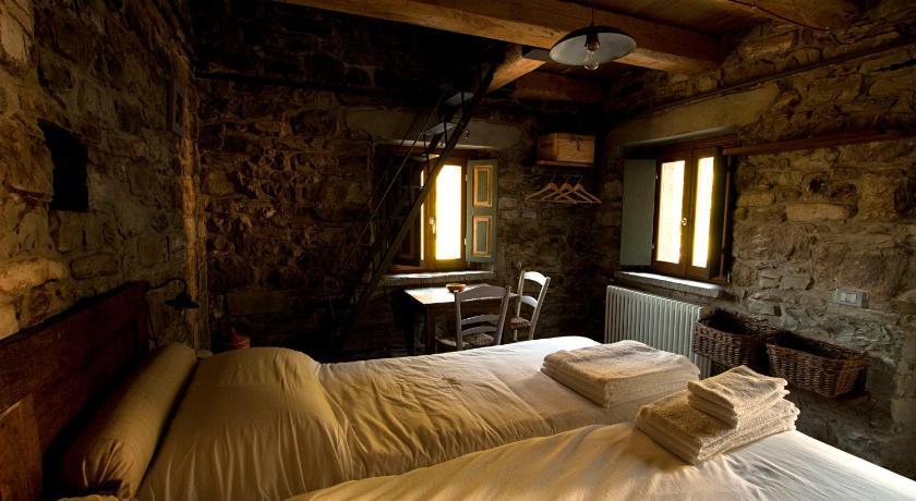 Zeri Mulino Marghen - Restored Watermill - Accomodation And Retreat Center الغرفة الصورة