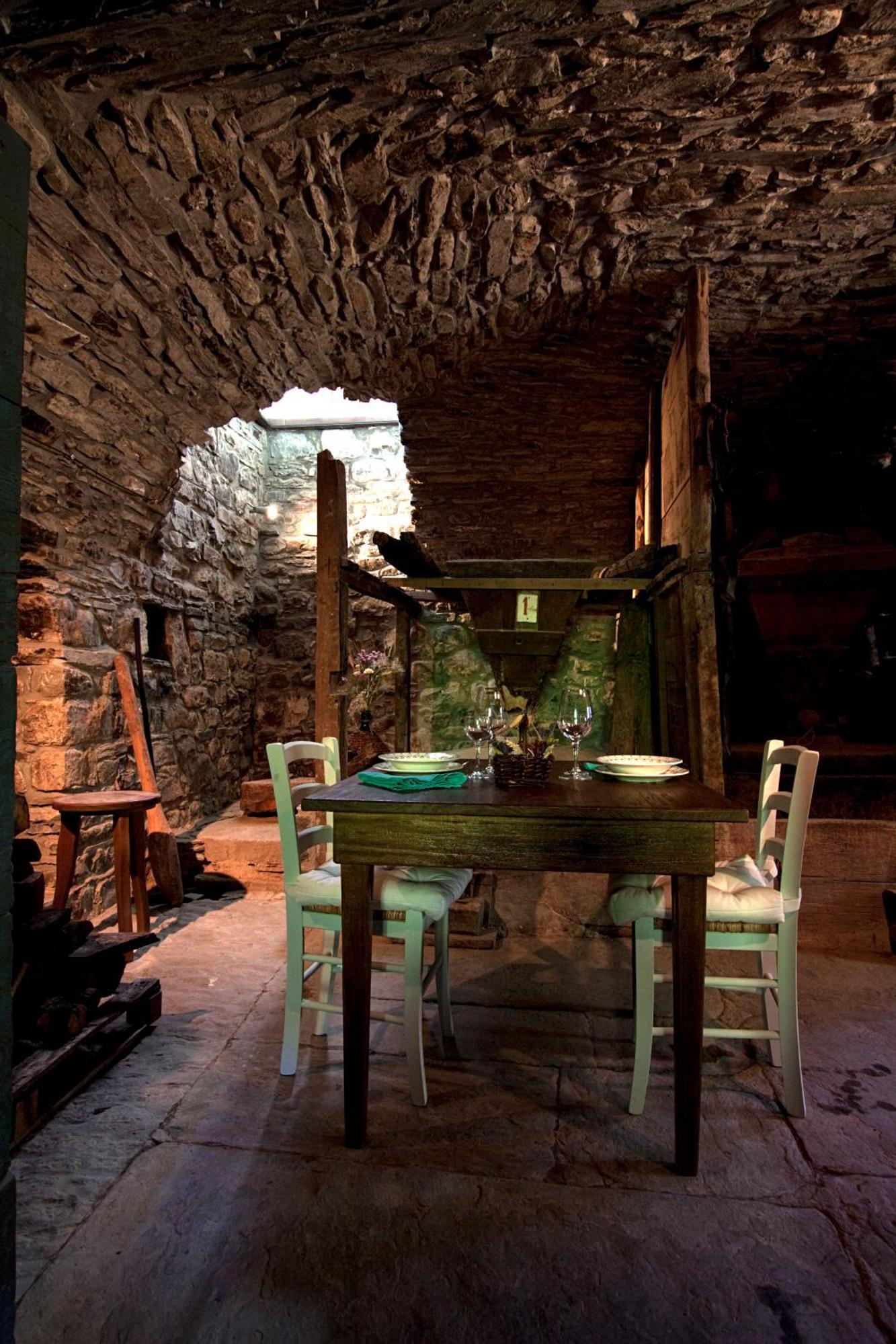 Zeri Mulino Marghen - Restored Watermill - Accomodation And Retreat Center المظهر الخارجي الصورة